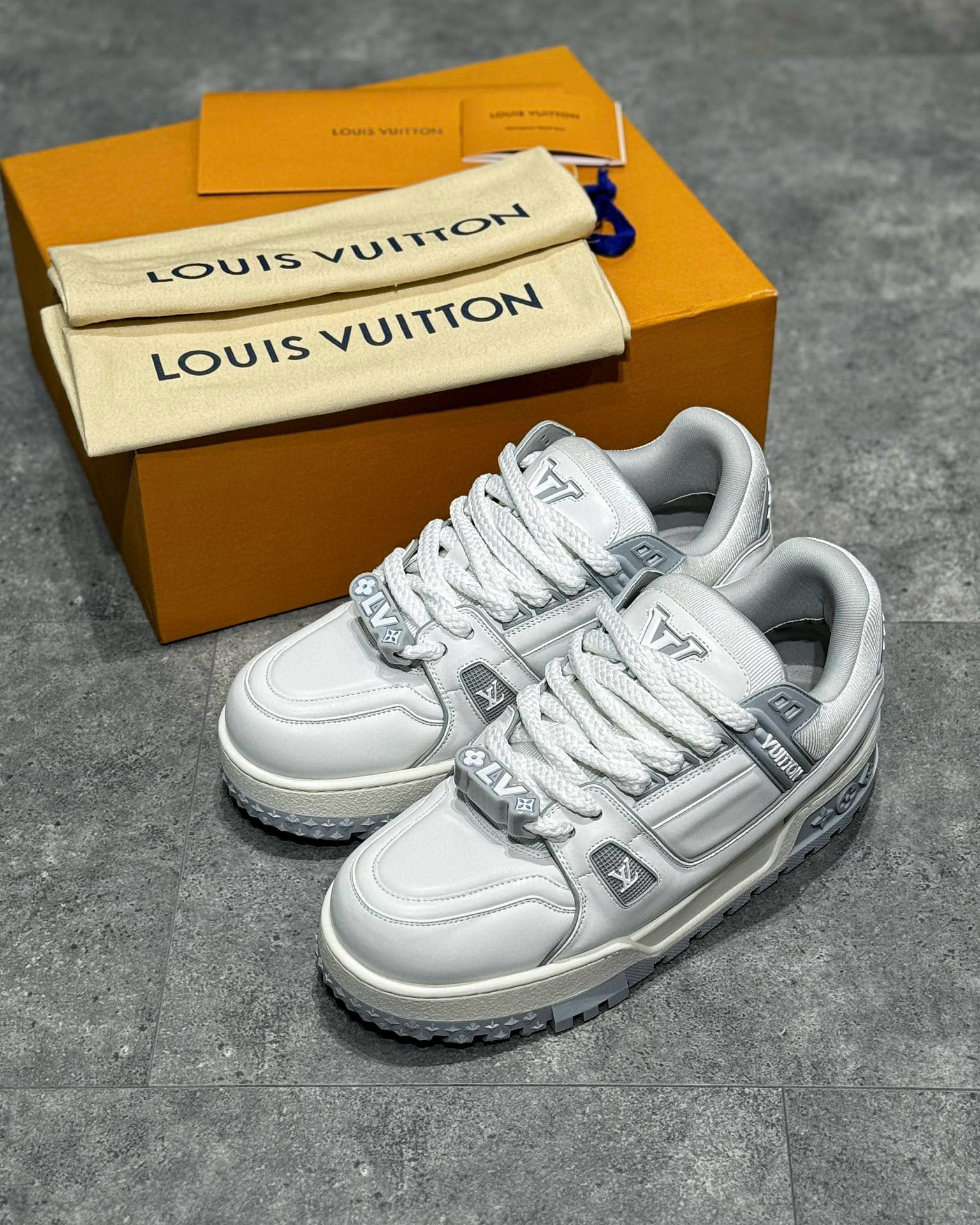 LSVT1398-1.jpg Louis Vuitton Sneaker – LSVT1398 - Image 1