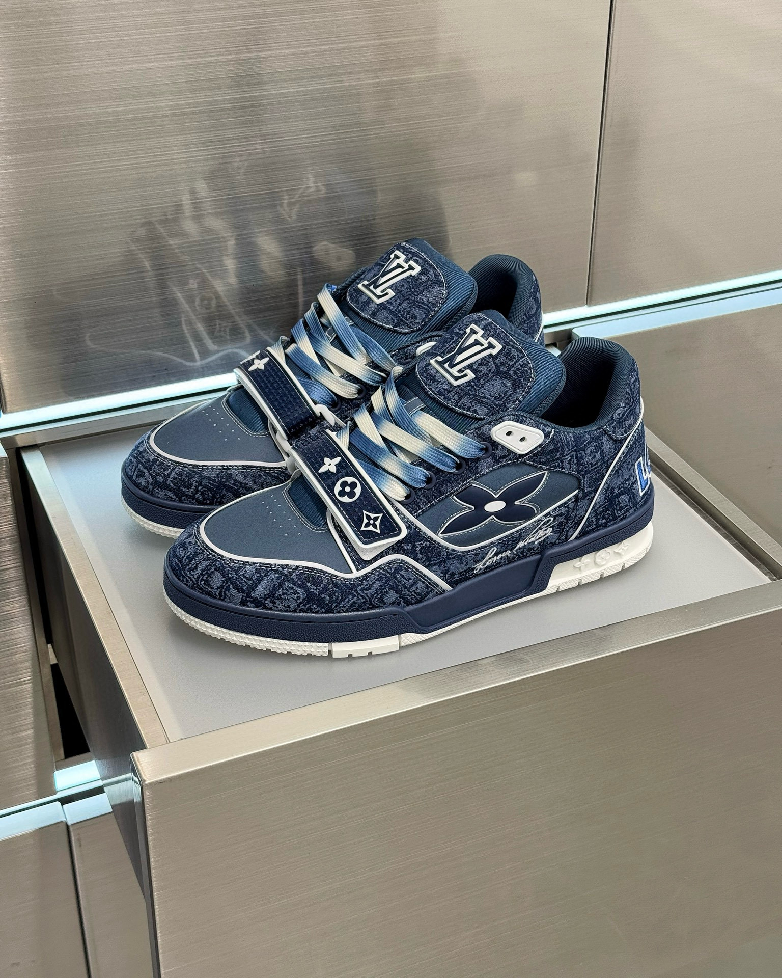 LSVT1433-1.jpg Louis Vuitton Sneaker – LSVT1433 - Image 1