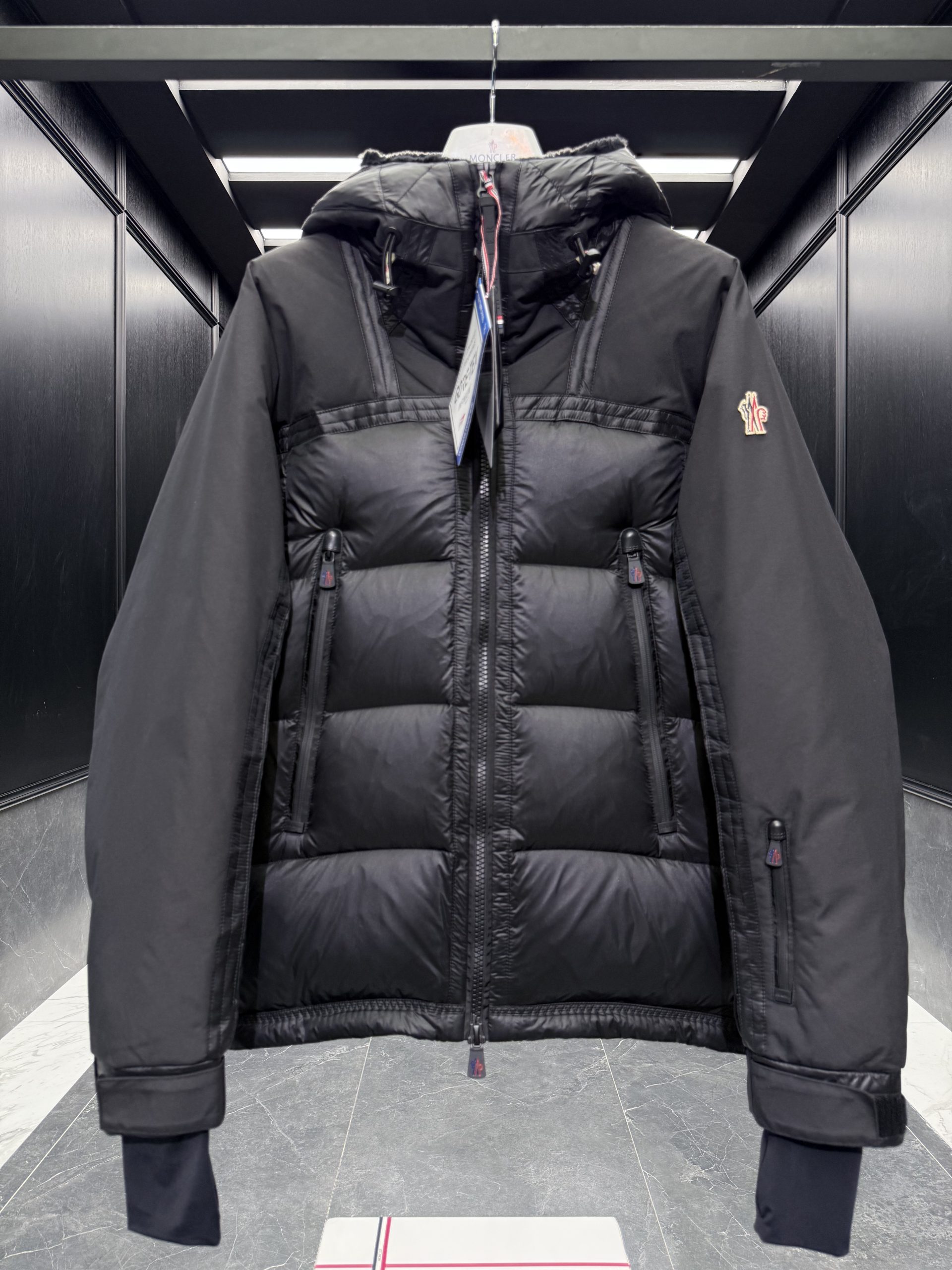 CJKT1981-4-scaled.jpg Moncler Jacket – CJKT1981 – Bild 1