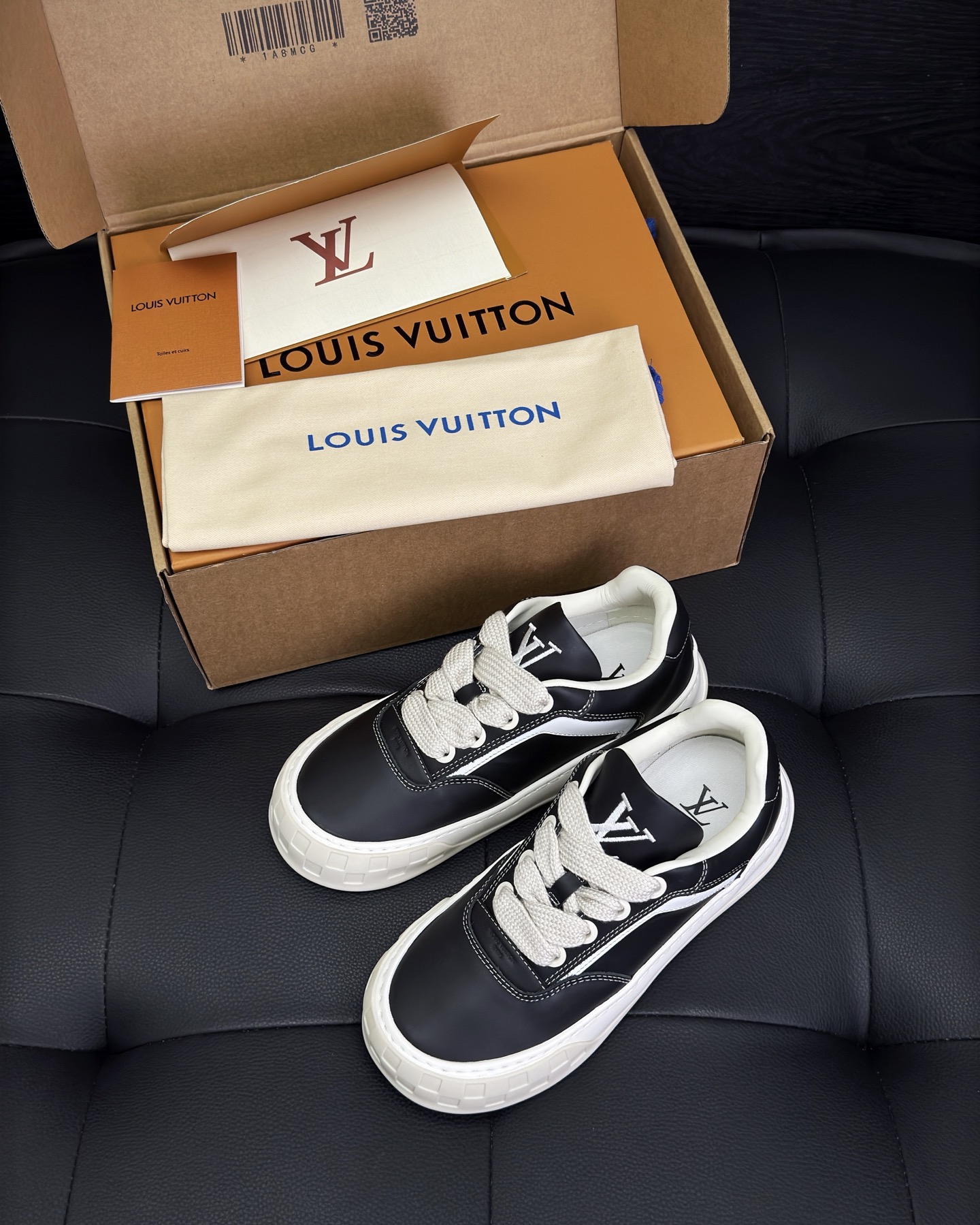 LSVT1595-1.jpg Louis Vuitton Sneaker – LSVT1595 - Image 1